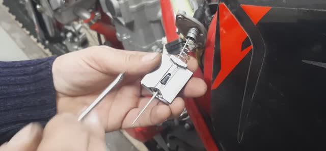 Zuum 300NC снимаем и ставим иглу карбюратора. смотреть онлайн