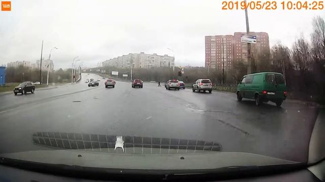 Москвич .с левого ряда на светофоре в правый . смотреть онлайн