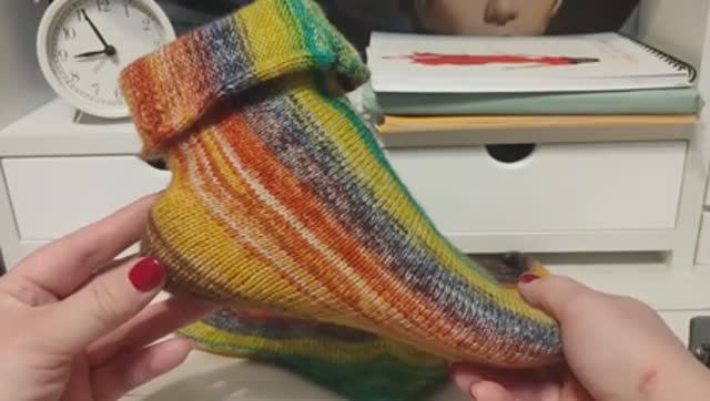 Носки на вязальной машине Нева 5 поперечным вязанием. Пряжа Форза, краткое описание и схема смотреть онлайн