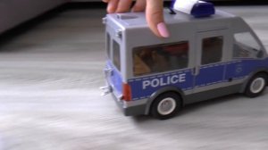 Полицейская машина задерживает преступника - для детей