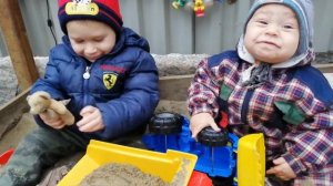 Дети играют в песочнице)))!!!!