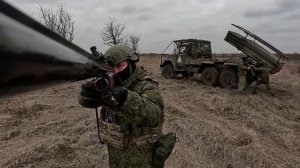 Репортаж из зоны СВО о работе артиллерии, которая ведет снайперский огонь из «Градов»