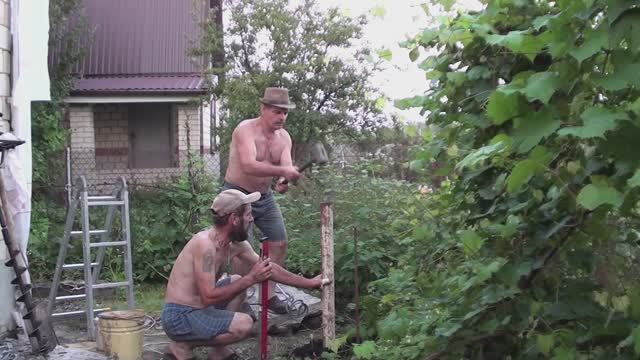 Забили сваи - трубы под будущую веранду дома - бани смотреть онлайн
