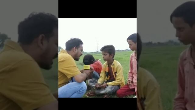Village Boy Best Funny Interview In YouTube - He Totally Roasts The Camera! смотреть онлайн
