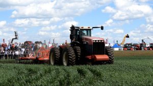 Трактор Versatile 2375 с дисковыми боронами Quivogne APXRS