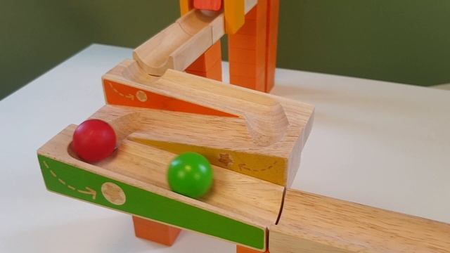 Большие шарики катятся по деревянной дорожке - для детей смотреть онлайн