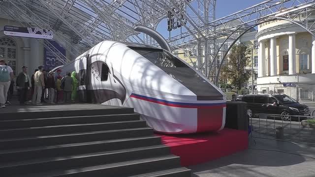 Москва, выставка "Московский транспорт 2030". Макет вагона высокоскоростного поезда "Белый кречет".