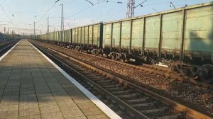 Необычный электровоз ВЛ82М-067 с грузовым поездом на станции Святогорск