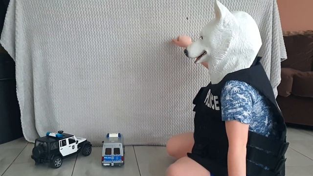 Полицейская собака спасает игрушечные тракторы из пещеры - Для детей смотреть онлайн