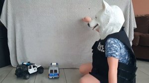 Полицейская собака спасает игрушечные тракторы из пещеры - Для детей