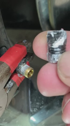 Как снять металлические колпачки с колёс если не откручиваются