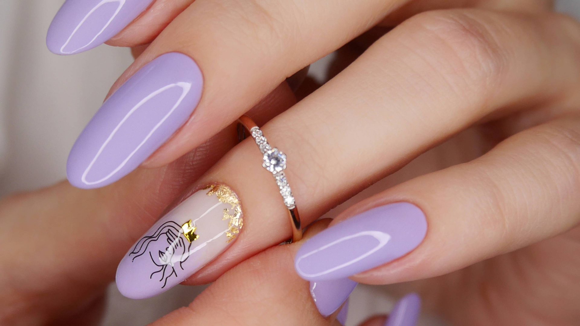 Весенний маникюр в лавандовом цвете (обычный лак)