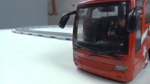 Трактор помогает автобусу, застрявшему на железнодорожном переезде - для детей