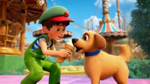 Мальчик кормит собаку мороженым // ФУТАЖ