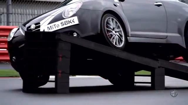 Alfa Romeo introduces us to the art of "undertaking" смотреть онлайн