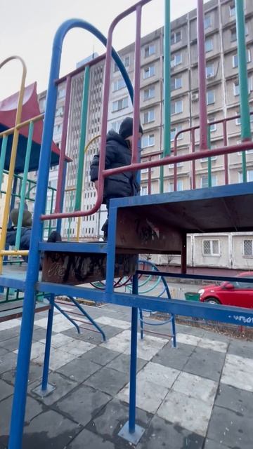 Володя и Максим на детской площадке. Володе 3,8 года смотреть онлайн