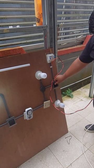 turns on 4 lights for 2 switches #shorts #youtubeshorts #switch смотреть онлайн