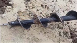 Вот так я пробуриваю мото буром очень сложный грунт .