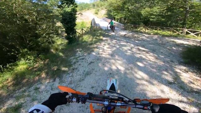 TIPICA GIORNATA ENDURO ↑ (Piscina per le moto) + CLIP BONUS смотреть онлайн