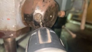 Как выкрутить сломанный болт или сломанную шпильку без использования специальных покупных приспособ