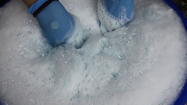 ASMR Sponge Squeezing 🧽 Oddly Satisfying Video 🧽 BLUE SUDS