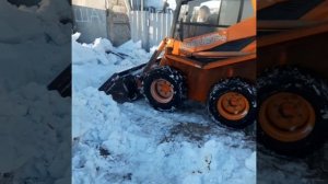 Уборка снега минипогрузчик lokust