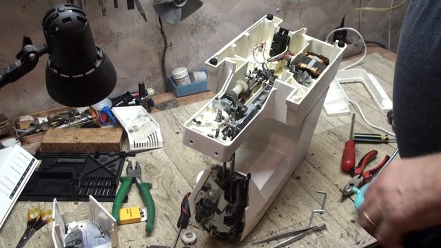 Зингер 9015. Замена шестерёнок привода челнока...... смотреть онлайн