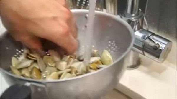 Морепродукты, ракушки с чесноком.