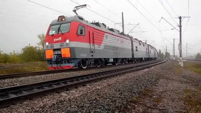 Эл.-воз 4ЭС5К-003 "Ермак" (ТЧЭ-8) на \/ Меж.-ном жел.-дор. салоне техники и технологий "ЭКСПО 1520".