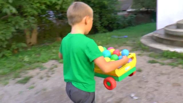 Разноцветные шарики падают из трубы - для детей смотреть онлайн