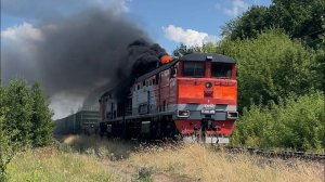 Тепловоз в разнос! 2ТЭ10М-2693 с грузовым поездом очень сильно дымит
