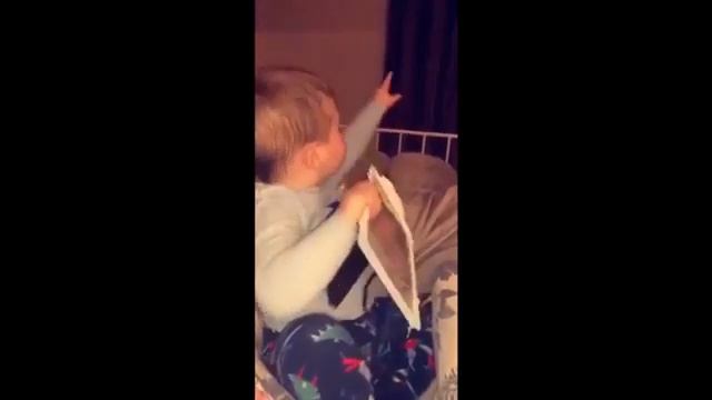 Bebé que mira la foto de su papá muerto y reaciona asi 😱😱 смотреть онлайн