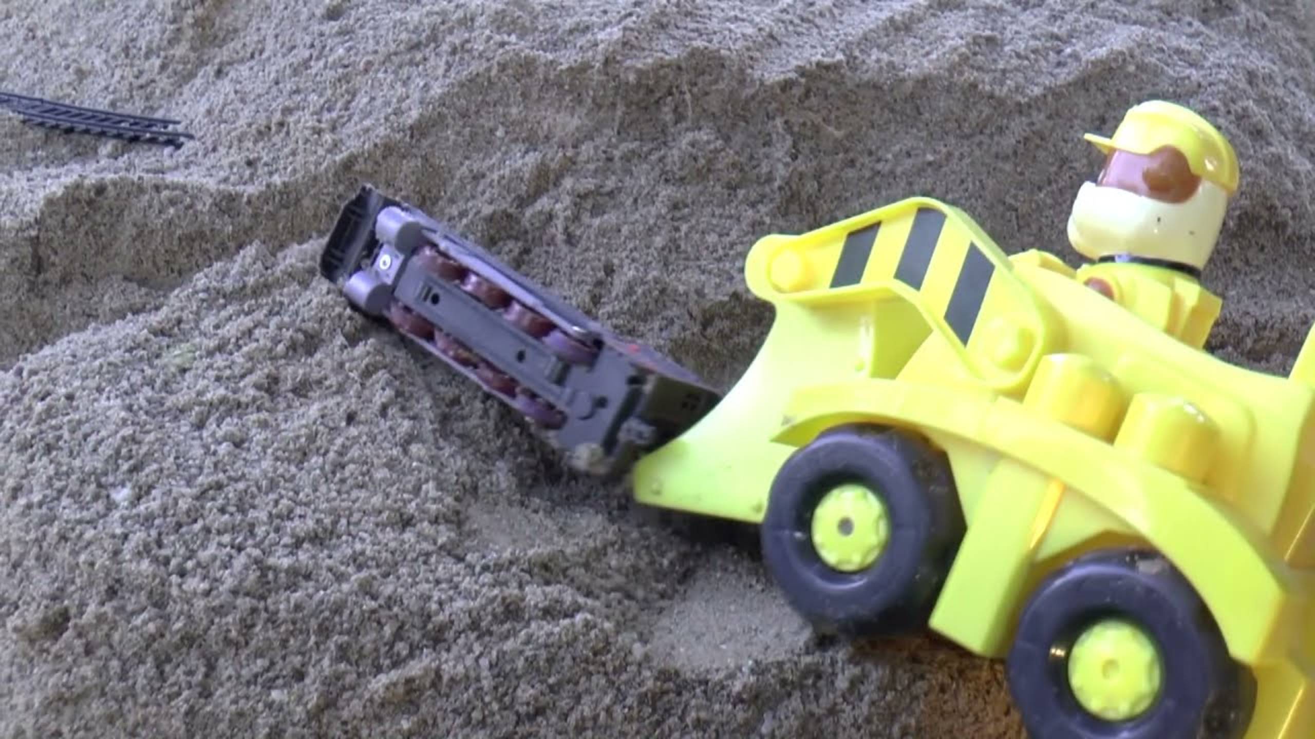 Трактор спасает поезд из-под завалов смотреть онлайн