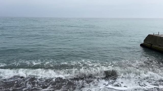 Ялта. Приморский пляж. Морской прибой. Туман. Море прогревается. 26.03.2025. Крым. Crimea. Yalta. смотреть онлайн