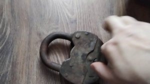 нашёл старинный амбарный замок