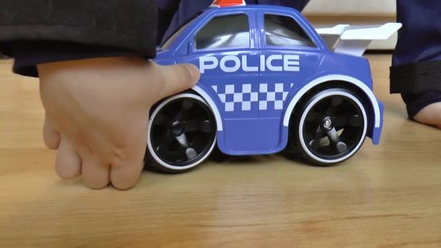 Полицейский меняет колесо на машине - для детей смотреть онлайн