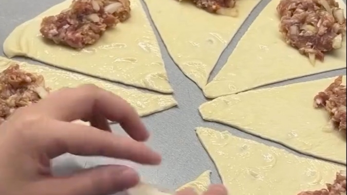 РОГАЛИКИ С МЯСОМ НА ОВОЩНОЙ ПОДУШКЕ смотреть онлайн