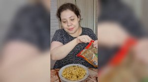 Уже не бомбит от вас комментаторш, а просто противно/Мукбанг макарошки с тушенкой и грибами
