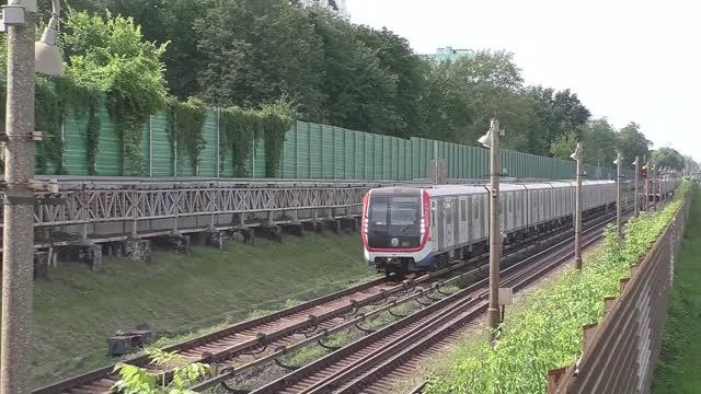 Станция Выхино Московского метрополитена. Электропоезд "Москва" (ТЧ-6) следует маршрутом №070.