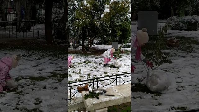 Лепим снеговика! в Афинах снег - χιόνι στην Αθήνα смотреть онлайн