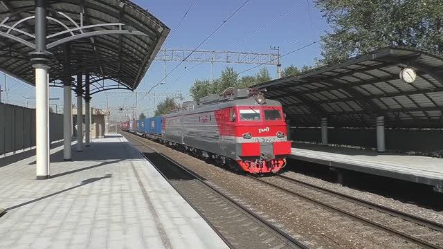 Электровоз ВЛ11.8-739 (ТЧЭ-5) с контейнерным поездом.