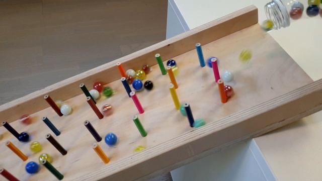 Шарики катятся вниз по склону - Для детей смотреть онлайн