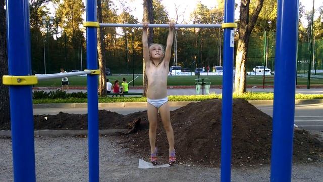 Подъём переворотом на перекладине смотреть онлайн