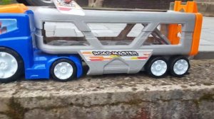 Полицейские спасают машины из воды