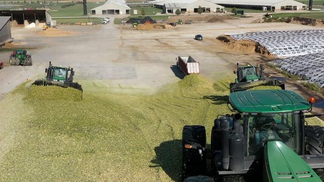 Packing 917 loads of Corn Silage in 6 days смотреть онлайн