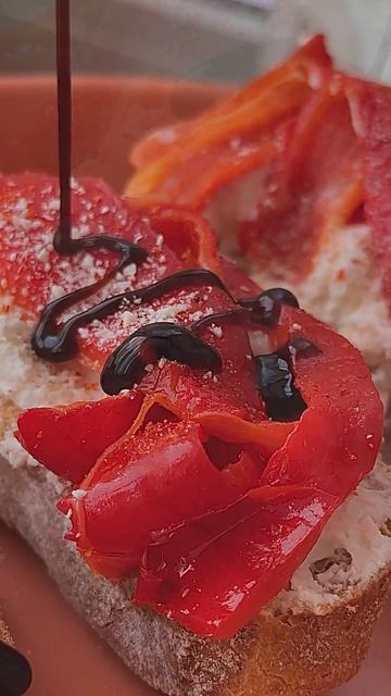 🥖🌶️ Брускетта с творожным сыром и запечённым перцем. #валячтоназавтрак смотреть онлайн