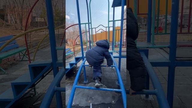Володя и Максим на детской площадке. Катаются с горки. Володе 3,8 года смотреть онлайн