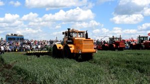 Трактор Кировец К-700А с бороной дисковой БДП фирмы Veles.