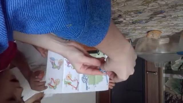 Собираем с сестренками 2 скамейки и велик из картона