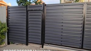 Забор из штакетника горизонтально монтированного высотой  2,5 метра с откатными воротами и калиткой